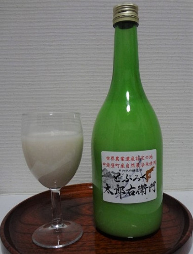 仕上がったどぶろくです。瓶の中ではじわじわと発酵が進んでいます。