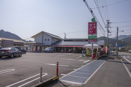 当店前の国道33号線を西へ2kmほど進んだ道沿いに「村の駅ひだか」はあります
