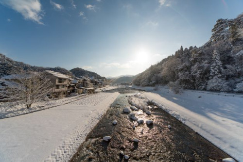 雪景色の三朝川.jpg