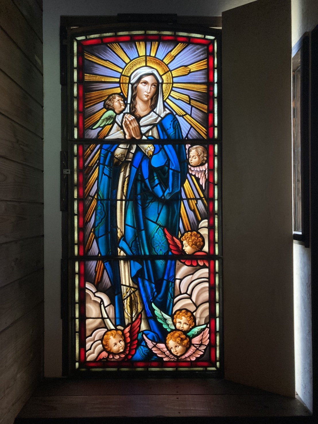 「聖母マリアと天使」のステンドグラス（ご興味のある方へ）
