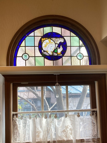 チャールズ・イーマー・ケンプ作品模写による「天使の半円窓」