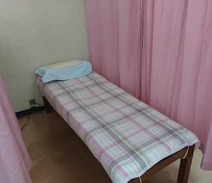 片岡整骨院の半個室施術スペース