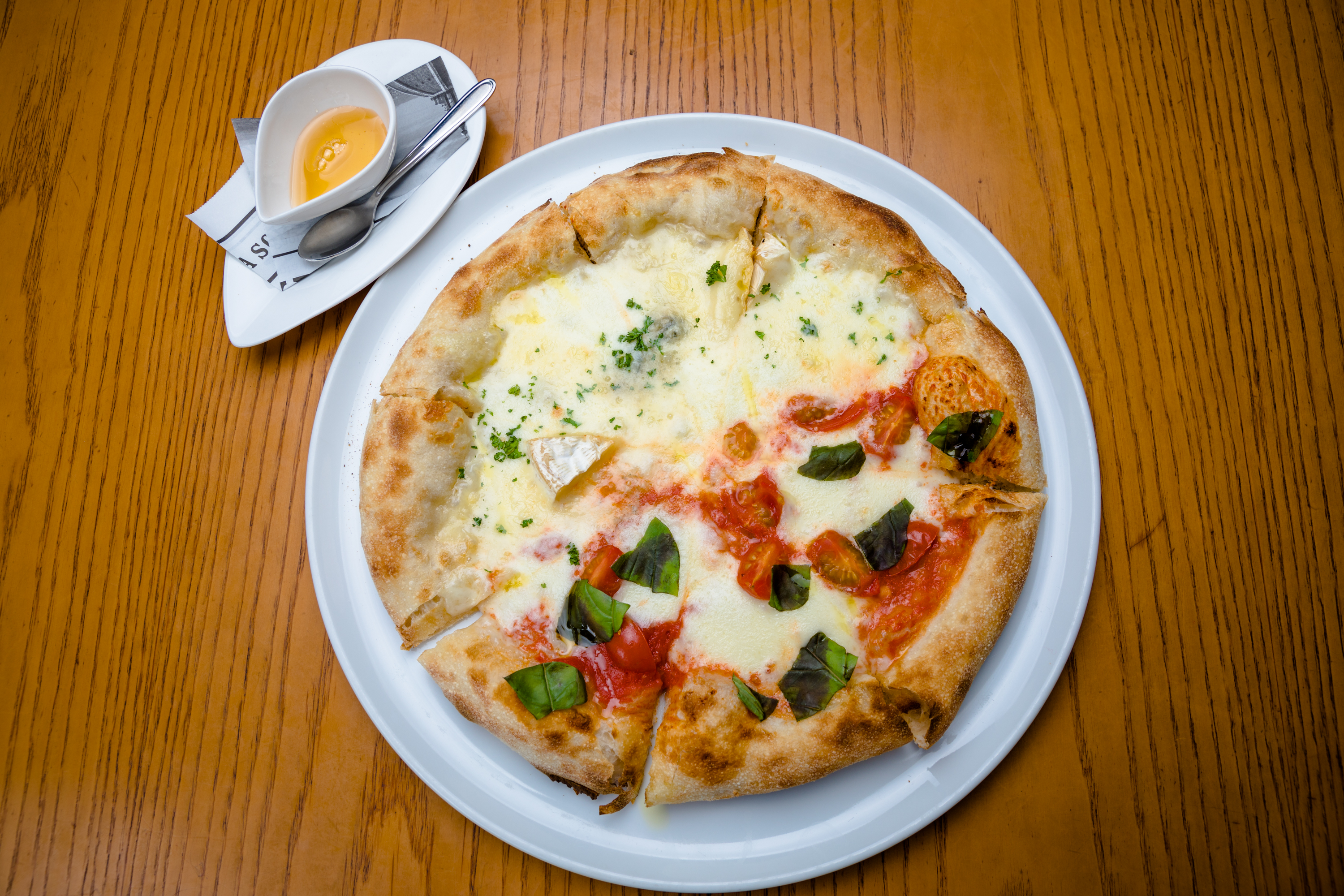 ハーフ ハーフ １枚のピッツァを半分にして別の種類のピッツァと組み合わせ お好きな種類を２種類お選びください 公式 ラルーチェ 河口湖駅すぐのイタリアン ビーガンメニューも取り扱い