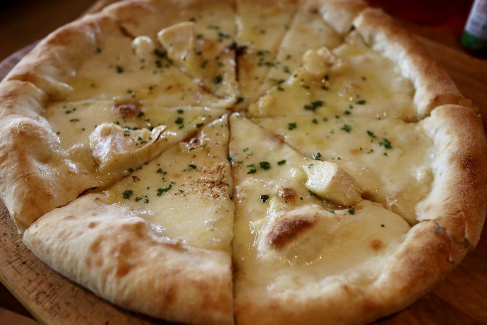 4種のチーズの白いピザ 