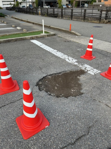 駐車場のポットホールの補修