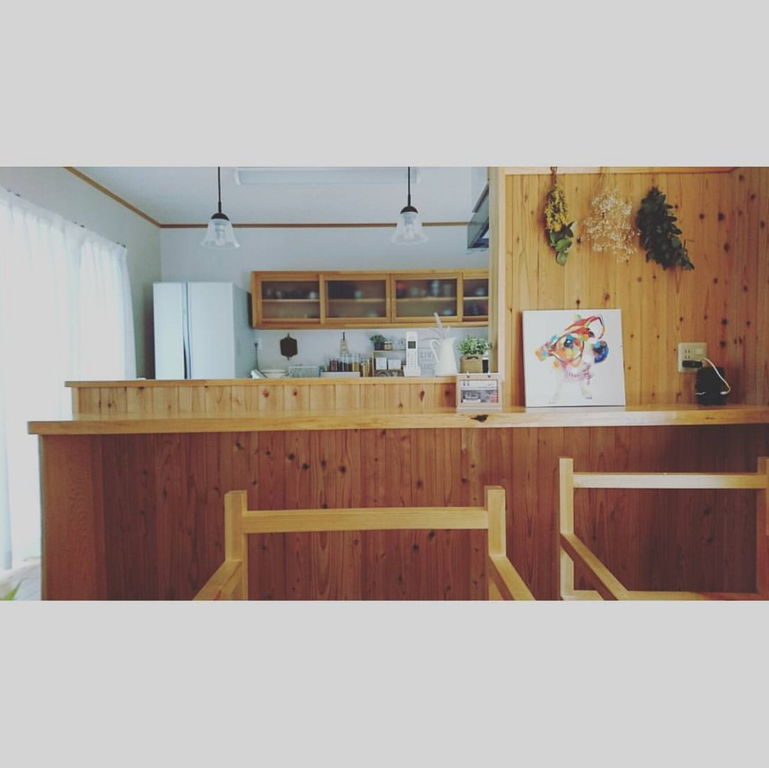 杉板を贅沢に使用したキッチンカウンター（新築工事）