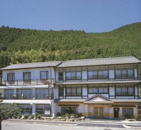 山に囲まれた静かな村にある旅館です。