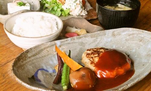 豆腐料理をメインに地元の食材を使った料理はどれも絶品。