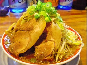 次郎　もやしとキャベツがてんこ盛り！太麺使用のこってりスープ。