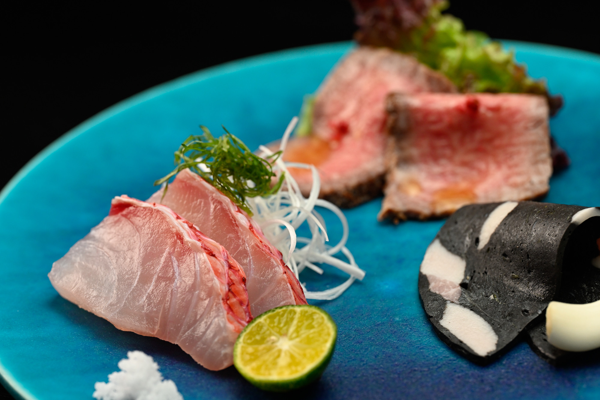 やちむんに彩られた沖縄食材