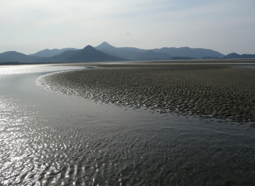 大潮の干潮時には沖合約300ｍにまで砂浜が広がります。