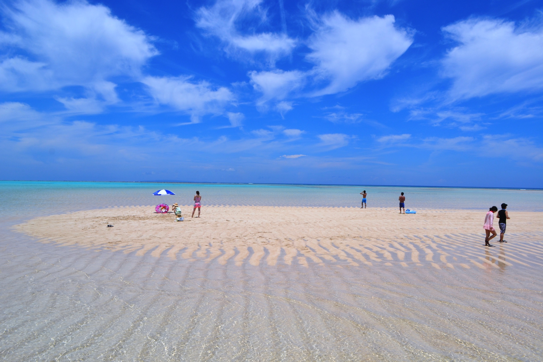 幻の白い砂浜「百合ヶ浜」とは ・・・・春から夏にかけて 大潮から中潮の干潮の時間帯に海岸から沖合い1.5キロに出現する白い砂浜！！  