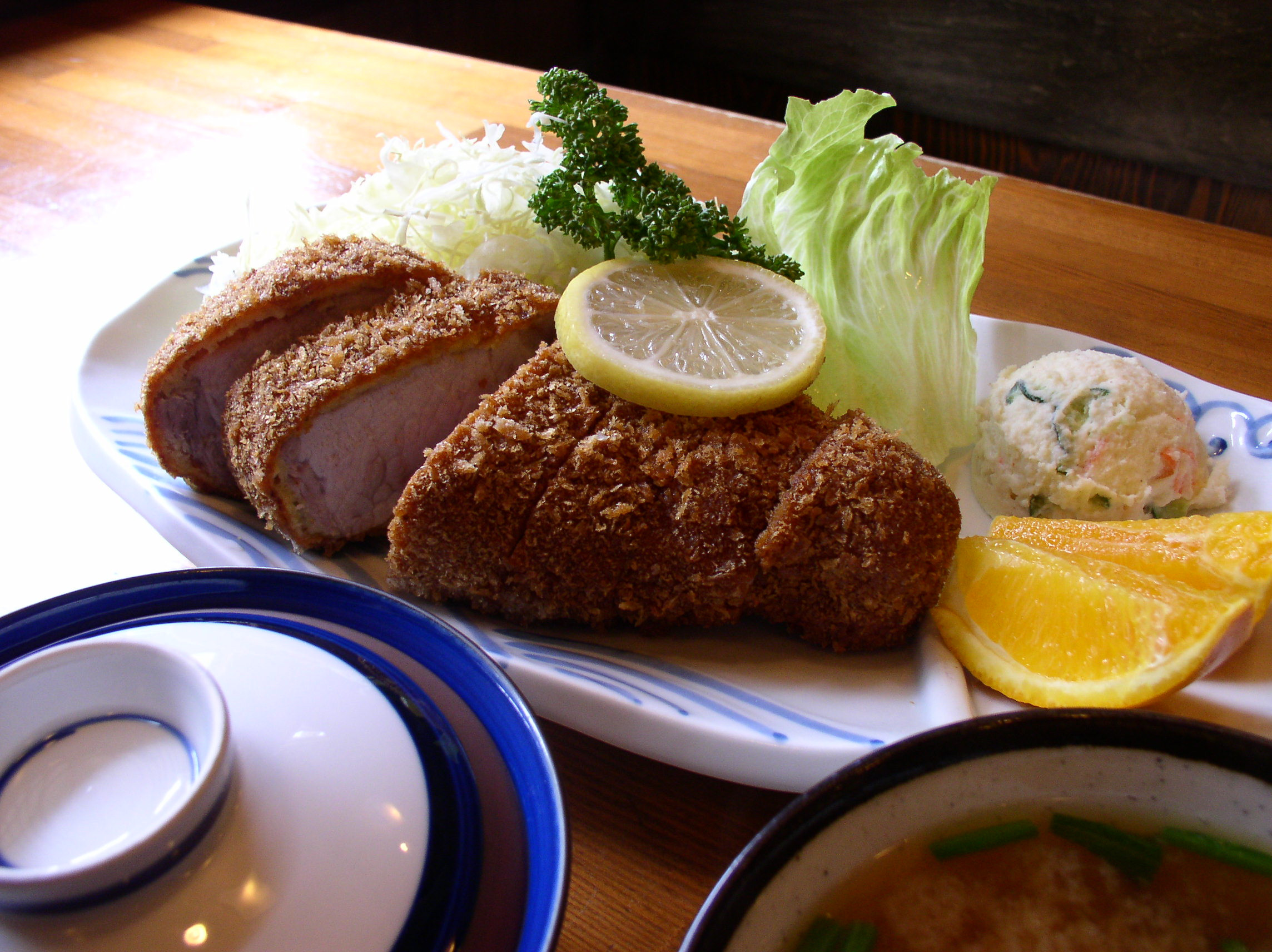 厳選した国産豚肉を使用し、専門店ならではの揚げたての香ばしさと豊かでジューシーな味わいをご賞味ください。