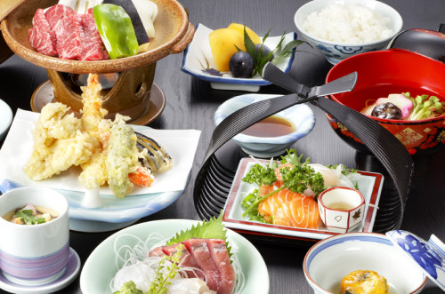 新鮮な季節の素材を活かした山海の幸／夕食イメージです。季節により内容が異なります。