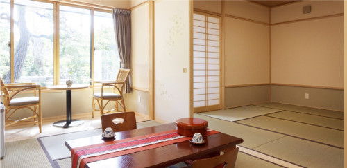 森林の中に溶け込むようなくつろぎの空間