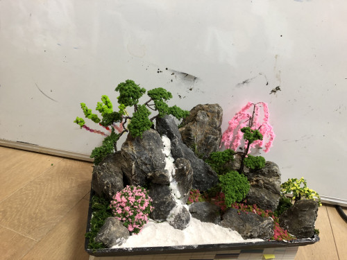 小さい箱庭を表現しています。