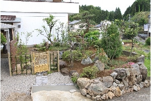 石積みのある庭園