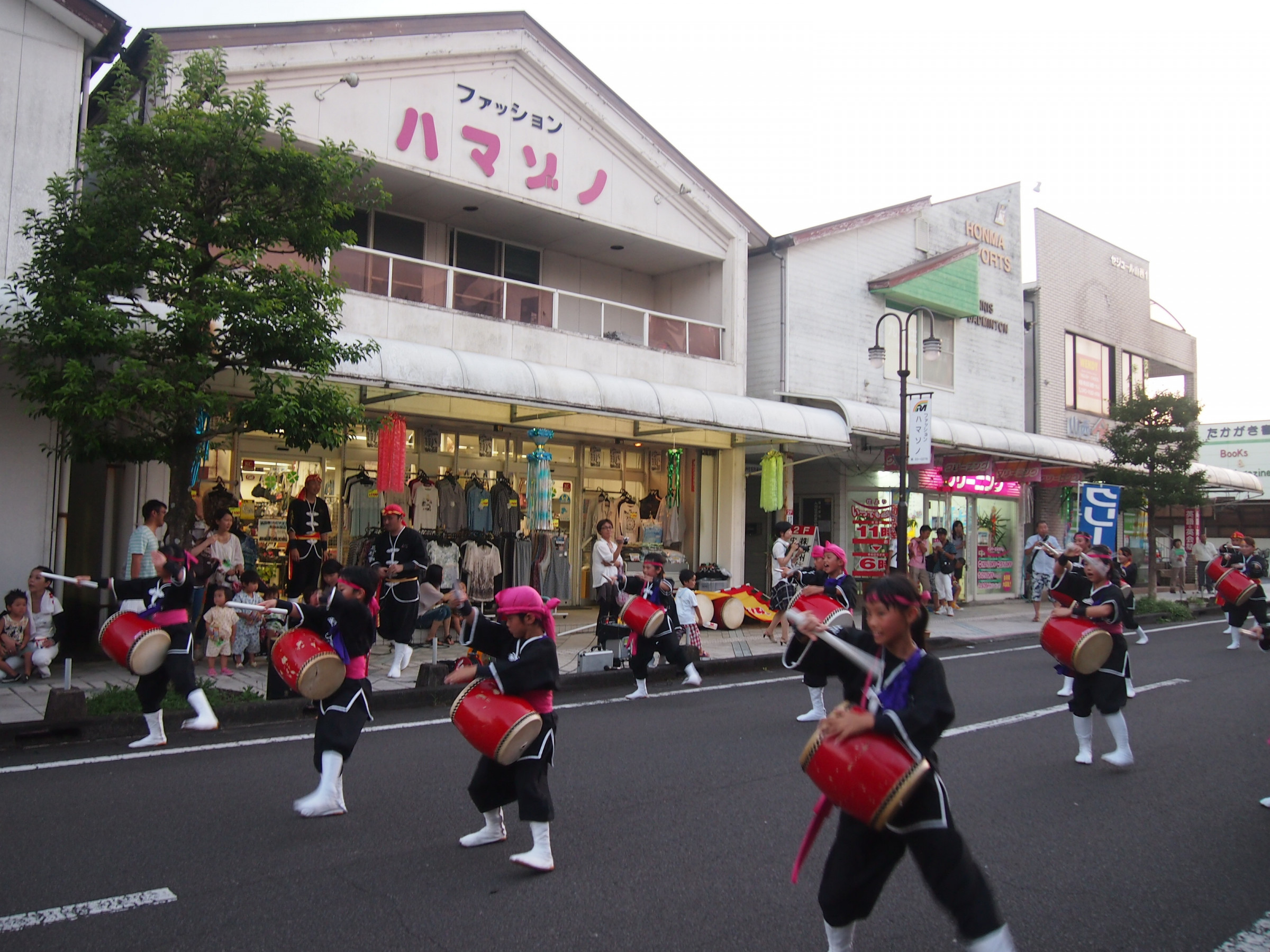 店舗外観・・・・・ちょうどイベントで沖縄のエイサーを店頭で踊って頂きました。商店街では歩行者天国にして各種イベントや朝市等開催しています。
