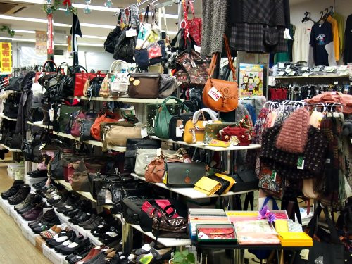 シューズ、バッグ、財布、ショール等ひと味違うおしゃれな商品がいっぱいです！