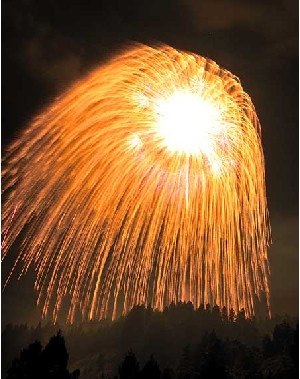 毎年9月9日、10日に行われる片貝まつりのメイン花火。世界でもここだけの４尺玉　