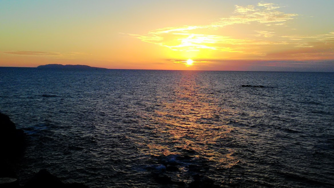 キャンプ場からは日本海越しに佐渡ヶ島が見えます、佐渡に沈む夕陽は絶景！