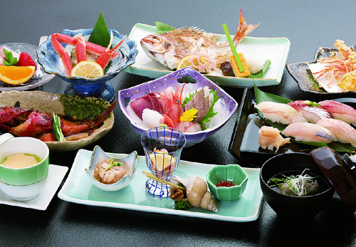 地元産の野菜と山菜、日本海でとれた新鮮な魚介類です。