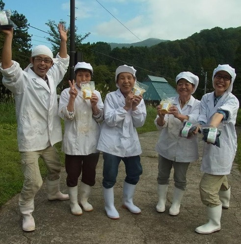 ベテラン3人娘に、千葉県から移住してきた駆け出し農家が加わり、にぎやかに仕事をしています。