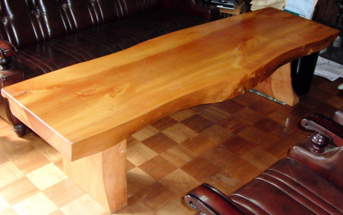 間伐木を利用したテーブルです。