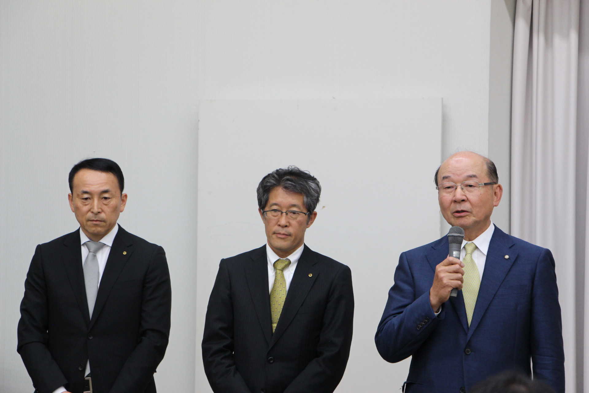 写真右から　小寺会長、數原副会長、清水副会長