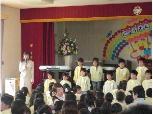 入園式では、５歳児が歌と合奏を披露しました。久しぶりの登園でしたが、上手に演奏しました。