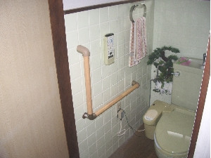 トイレのL型手すり取付け例