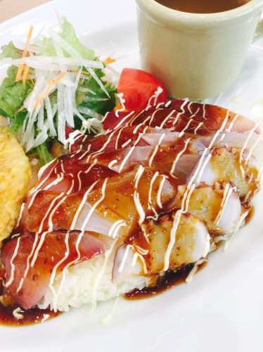 国東らしい海鮮を使った洋風丼です。