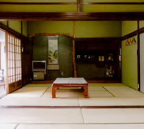 昭和初期のレトロな部屋で広々としています。<br>少人数のクラス会(10人弱)や家族での宿泊に。<br><br>