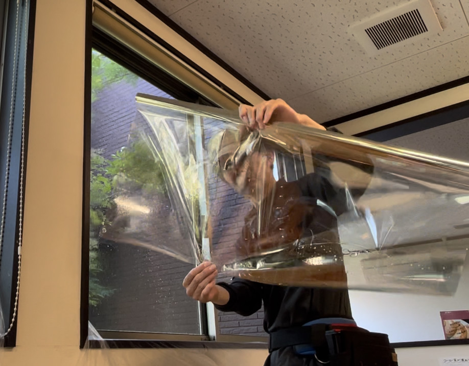 ガラスに虫が張り付かない【防虫フィルム】しかも「省エネでエアコンがよく効く断熱タイプ」