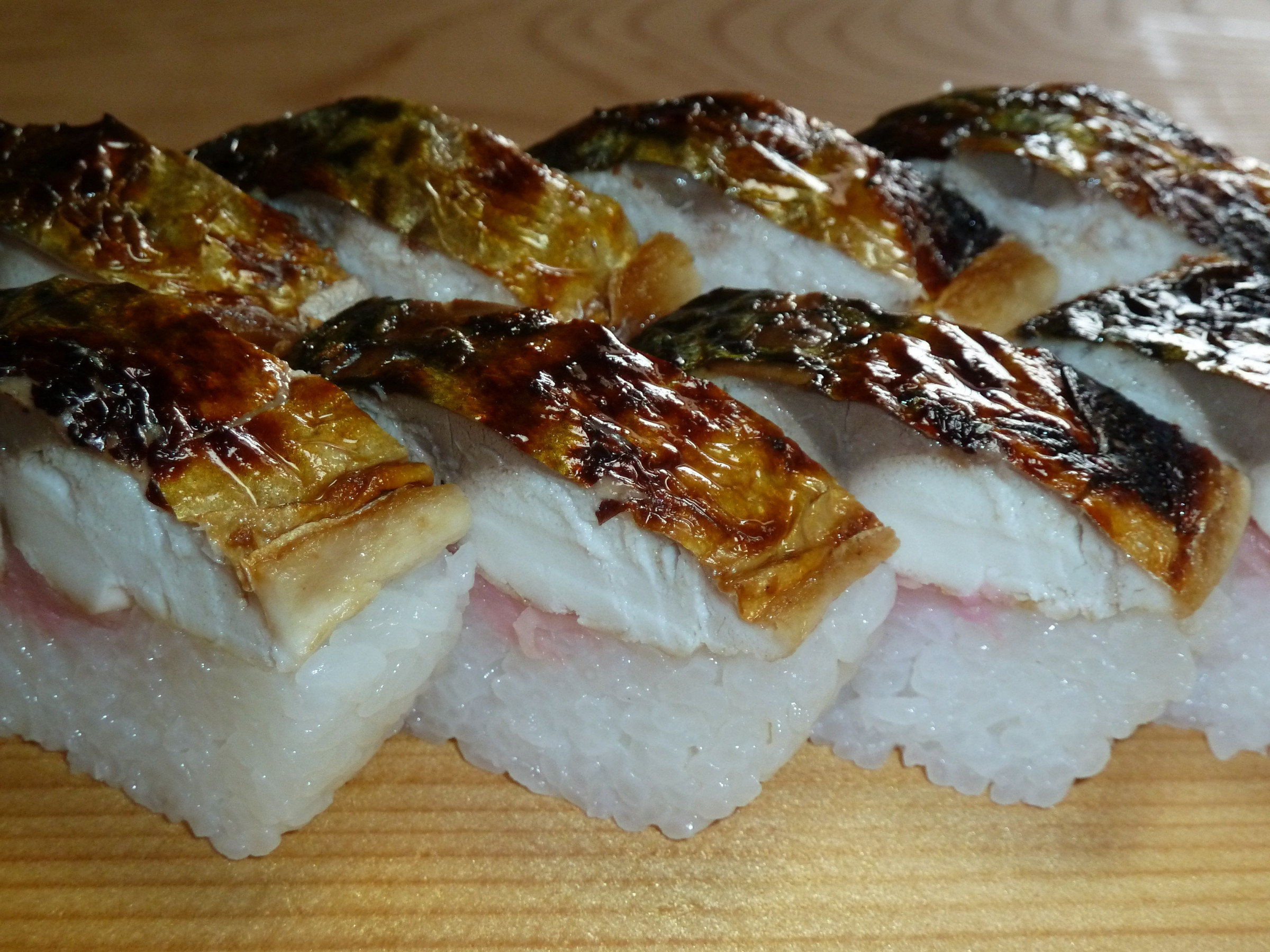 当店の焼鯖棒寿司は「Simple is best.」これだけはどうしても削られないモノ、本当に大切で必要なモノだけで作った秀逸な味わいの焼鯖寿司です。