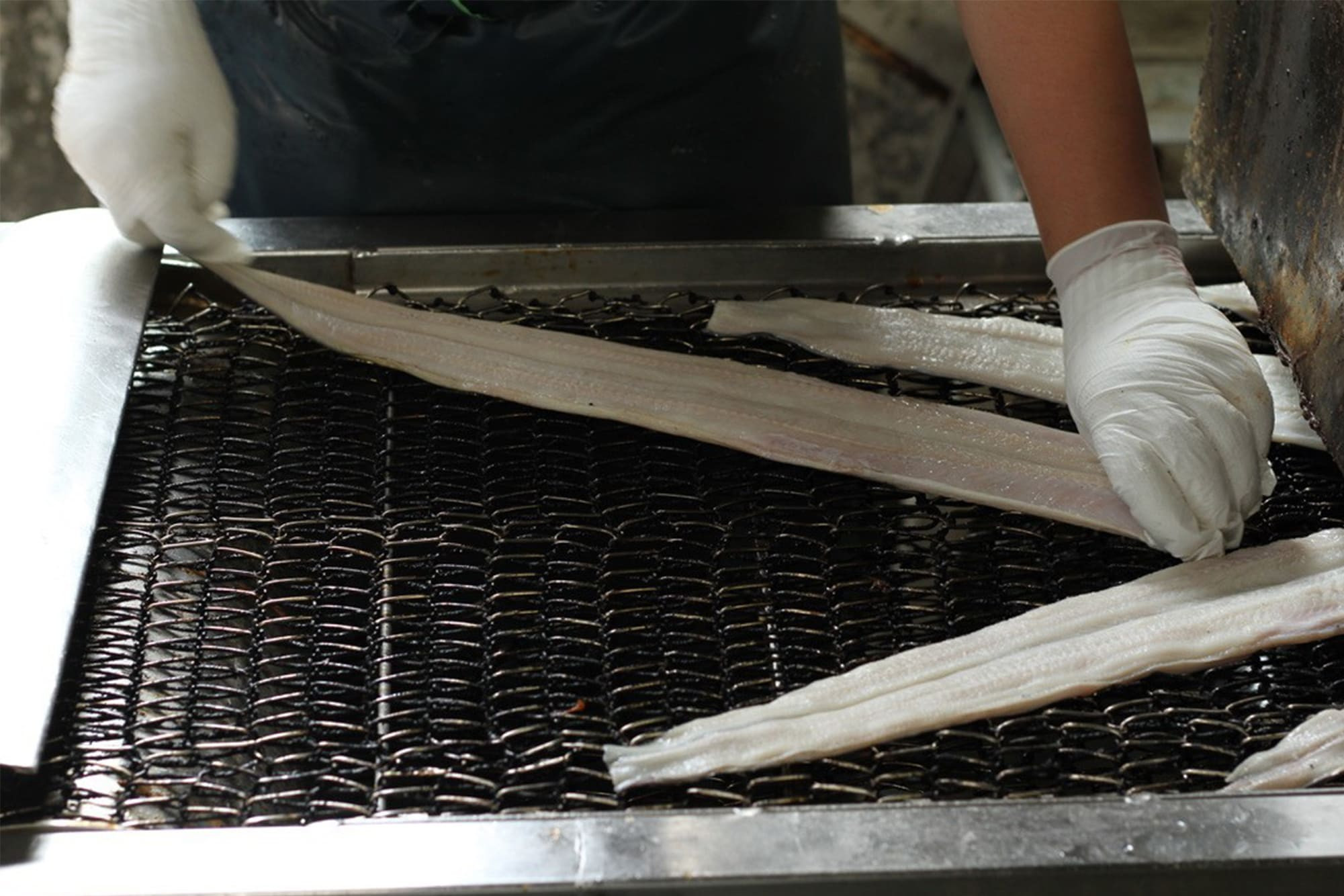 セラミック石を使用した専用焼き器　蒸気を通しながらふっくら焼き上げます