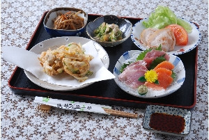 旬の地場素材を使った家庭的なお料理でおもてなしいたします。
