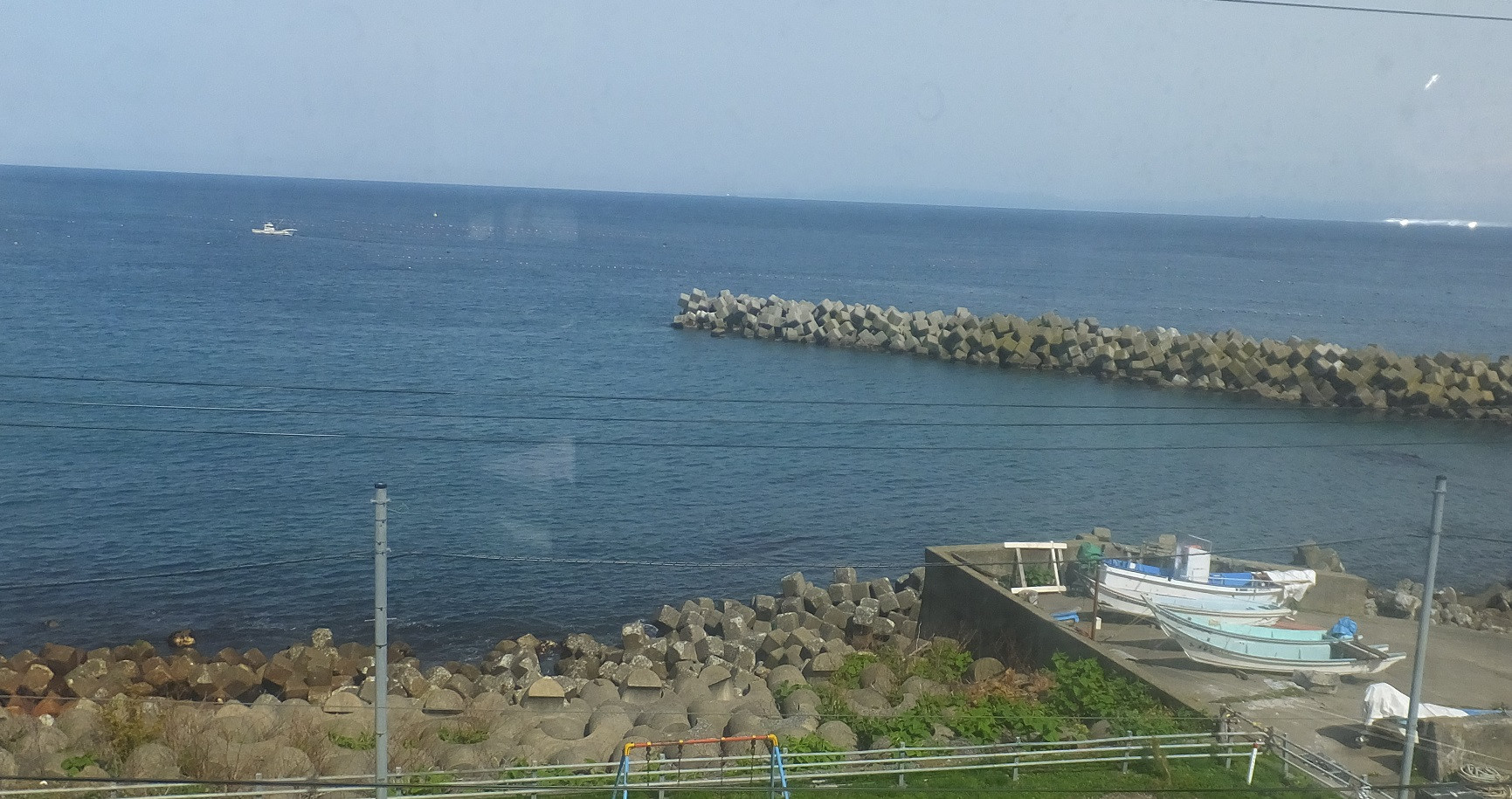 部屋から津軽海峡を一望できます。津軽・下北半島も見渡せ心晴れ晴れ。