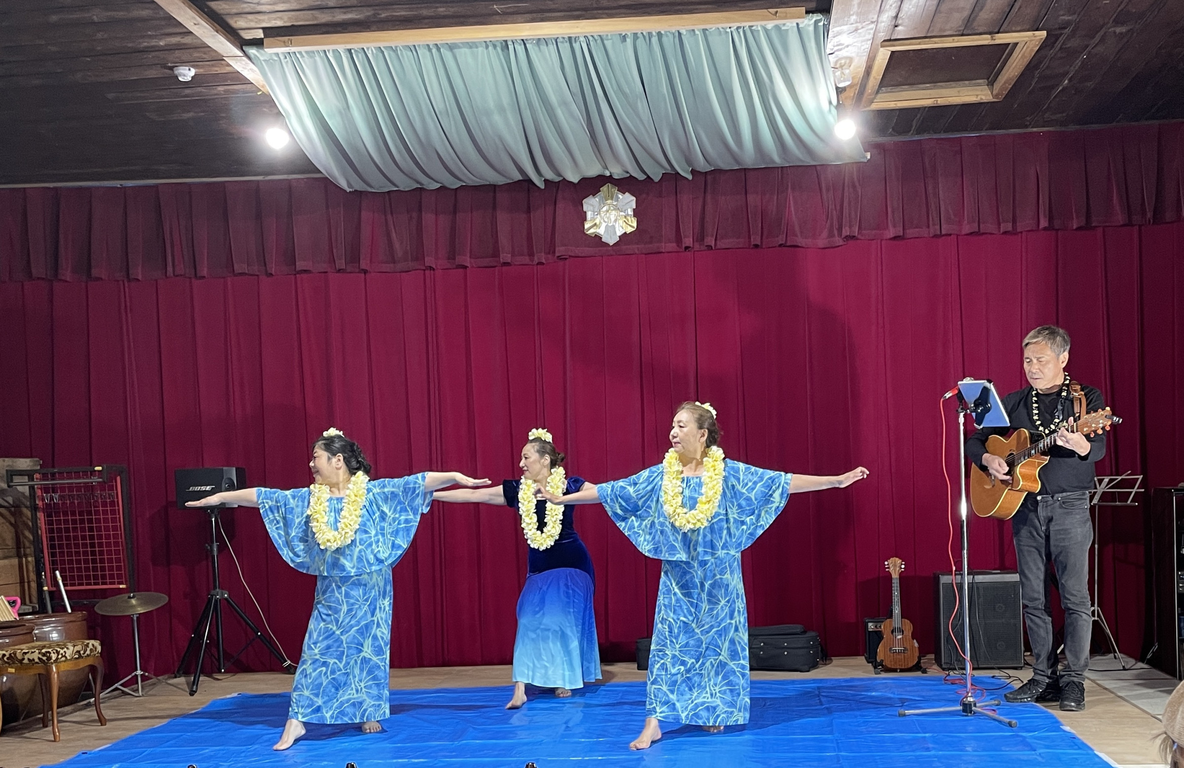 西棟ステージにてフラダンスショー