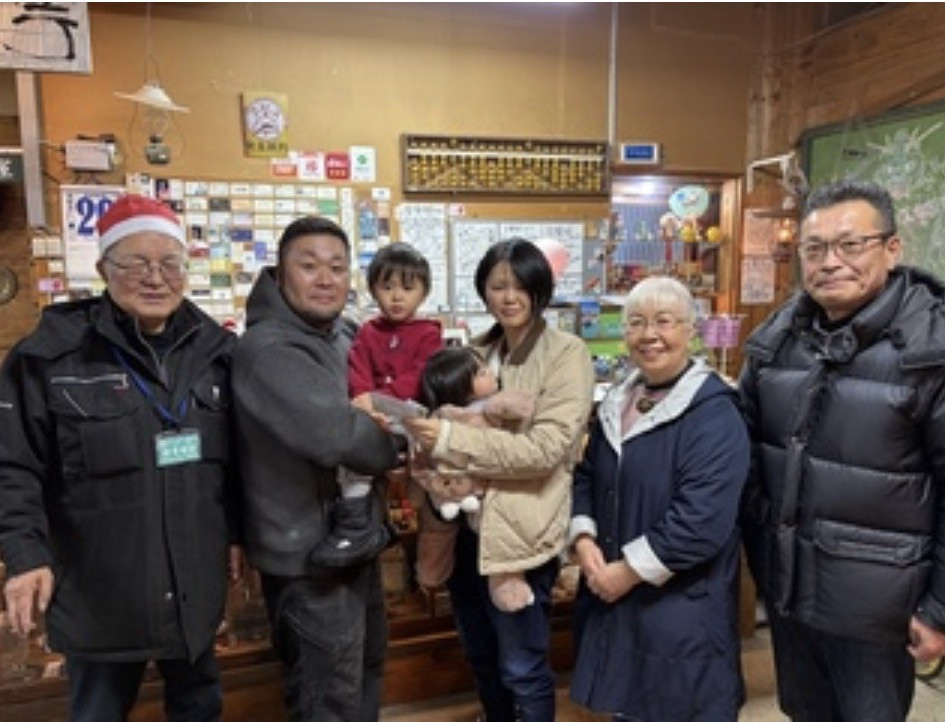 新オーナー家族と共に（右：町長）