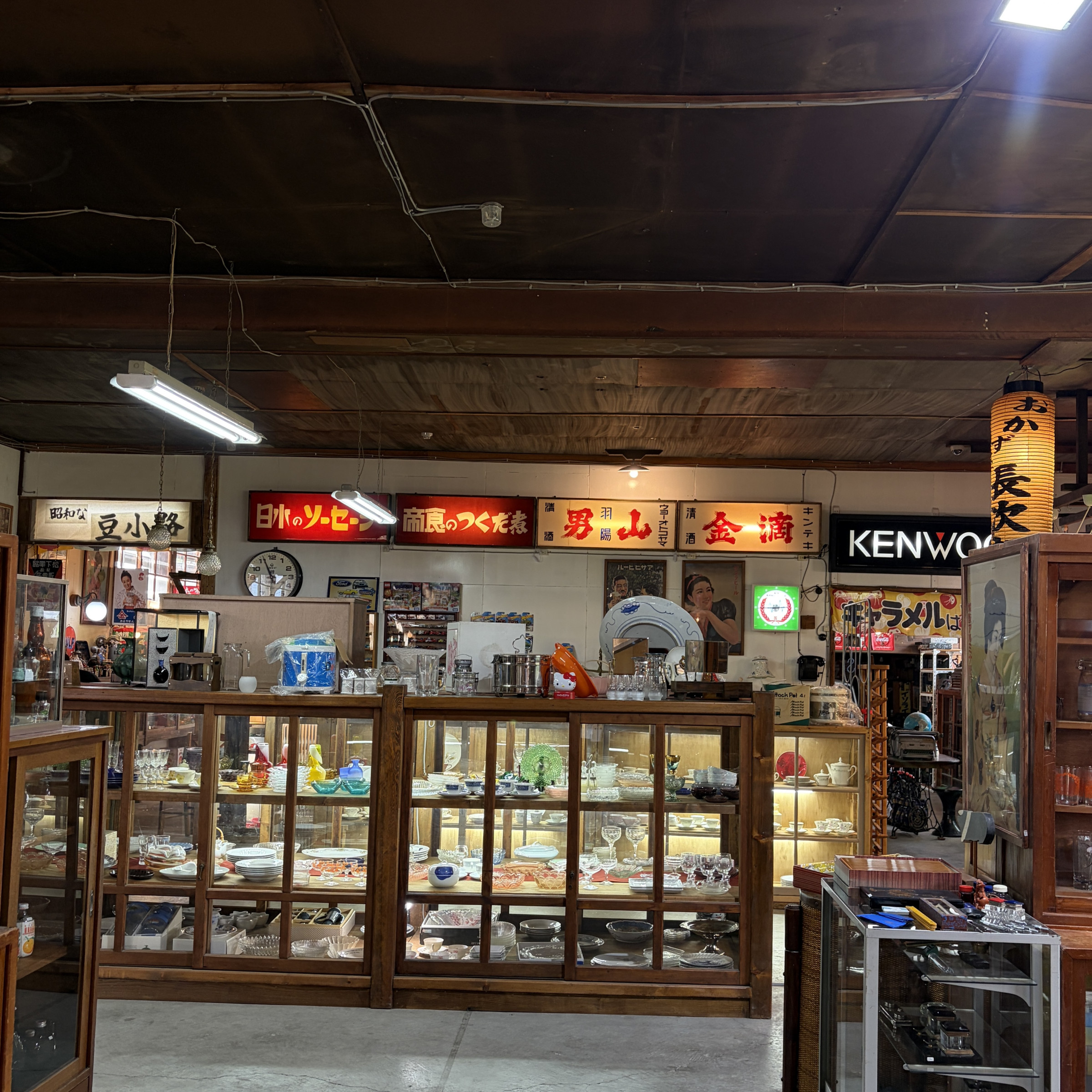 酒屋のガラス文字看板があります