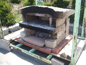 "北海道湧別産石材を使用し、自然石で作ったピザ用石釜。