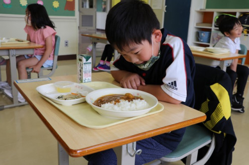 地元小中学校の給食メニューに”チガイのわかるカレー”が登場