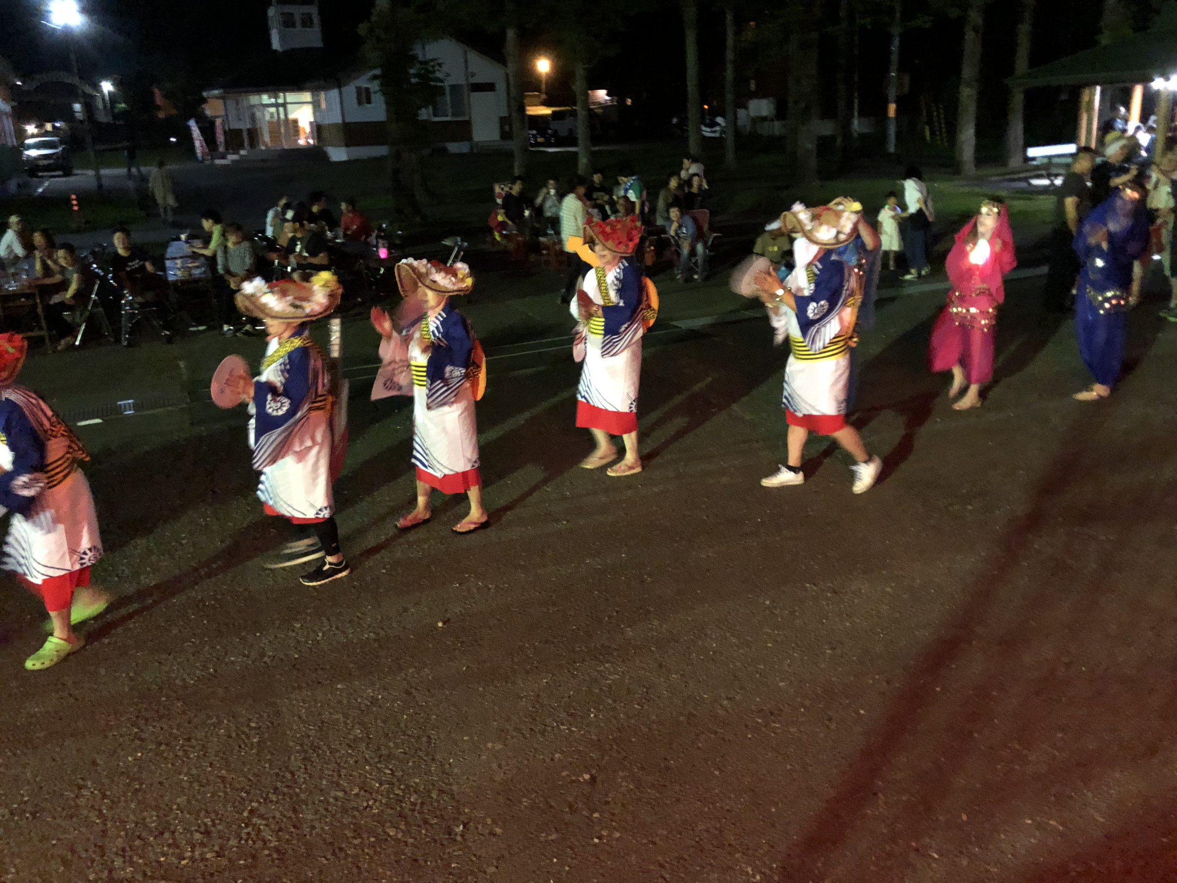 盆踊り。いろいろな仮装をします。