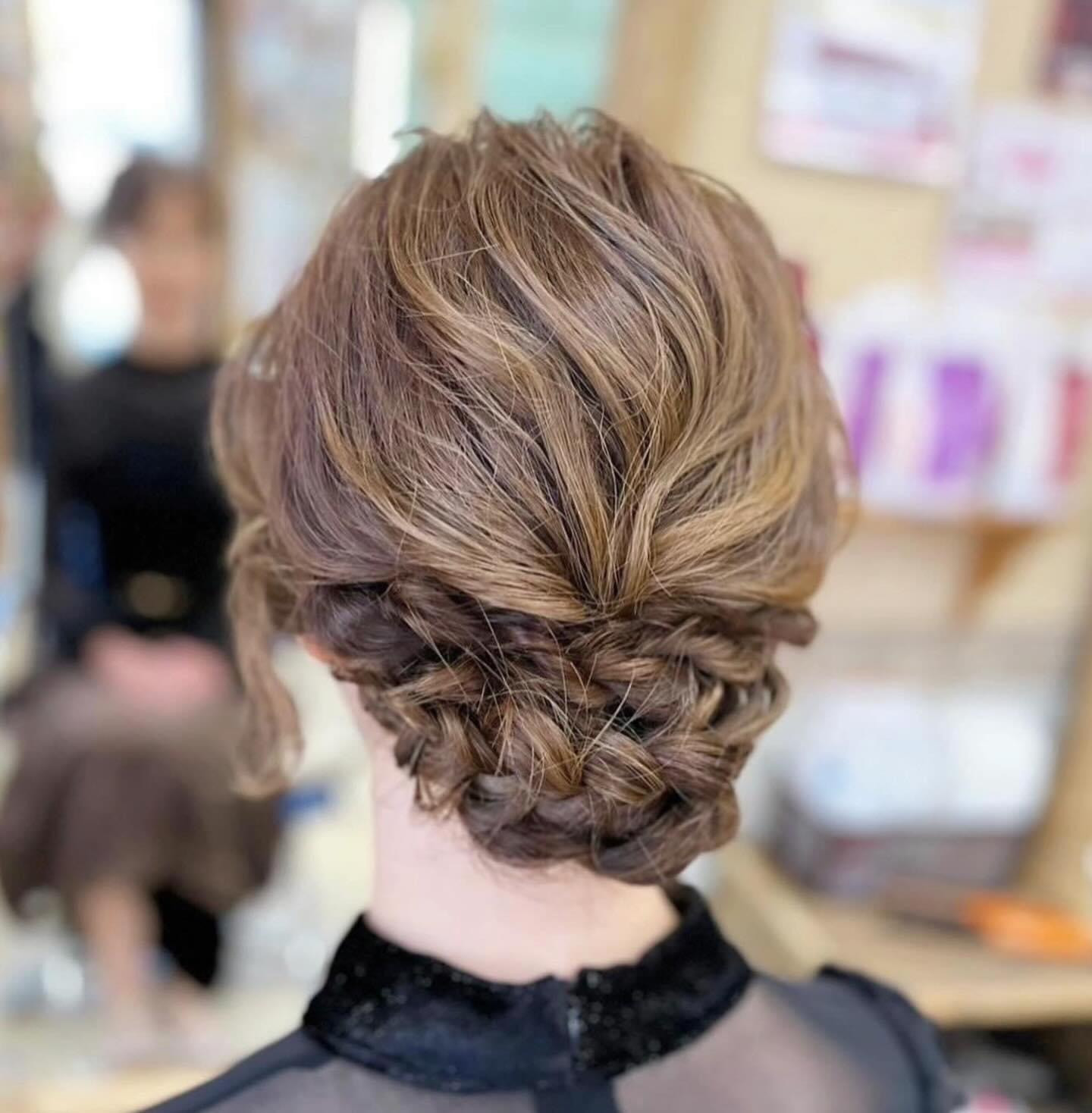 アップ、まとめ髪