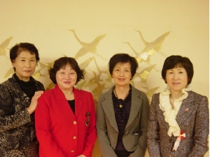 主張発表者（左から東島さん、石井さん、竹下さん、山下さん）