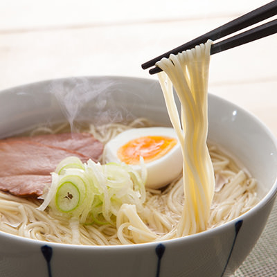 インスタントなのに生麺のようなコシ、すっきりと澄んだスープ