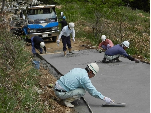 コンクリートにて道路を作ります。