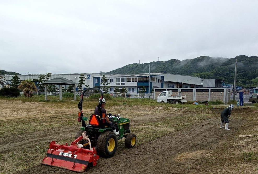 海水浴場の表面の雑草を掘りおこして除草します