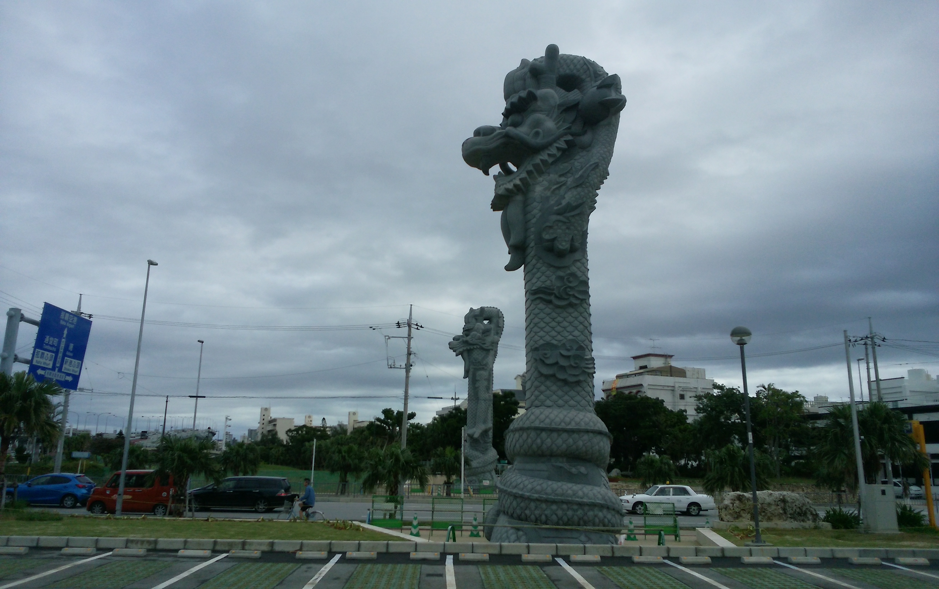 沖縄巨大龍柱